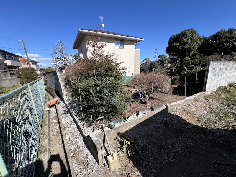 庭木の根に押されて塀や基礎が壊れる？原因や対策を解説します！