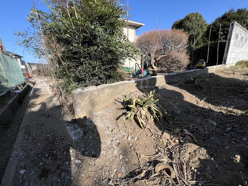 庭木の根に押されて塀や基礎が壊れる？原因や対策を解説します！