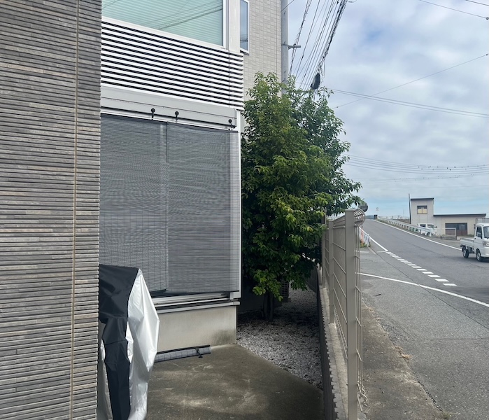 庭木の根に押されて塀や基礎が壊れる？原因や対策を解説します！