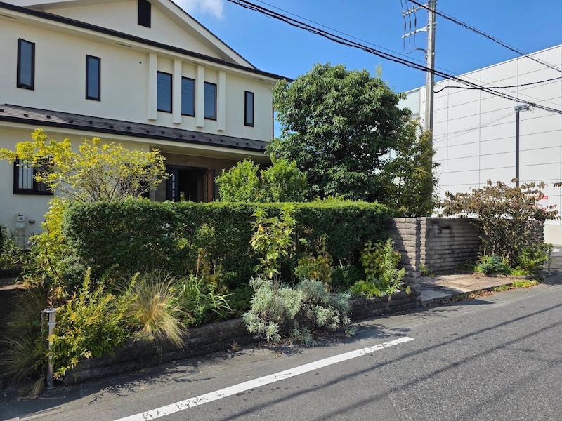 埼玉県熊谷市 O様邸｜生垣や庭木の伐採・撤去処分を実施しました！
