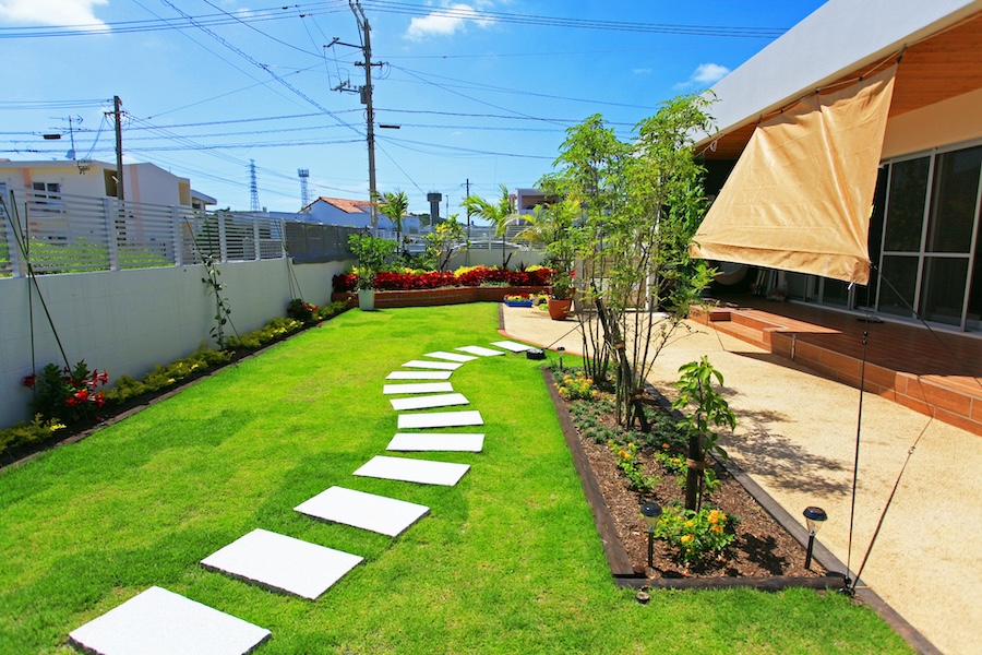 芝生を美しく保つ方法と年間メンテナンススケジュールを解説します！