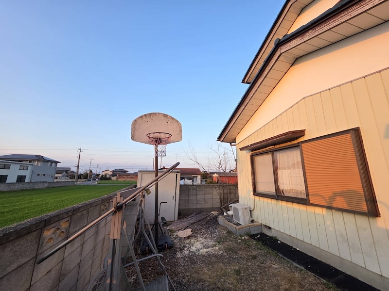 埼玉県熊谷市 I様邸｜屋根にまで伸びた樹木を伐採しました！