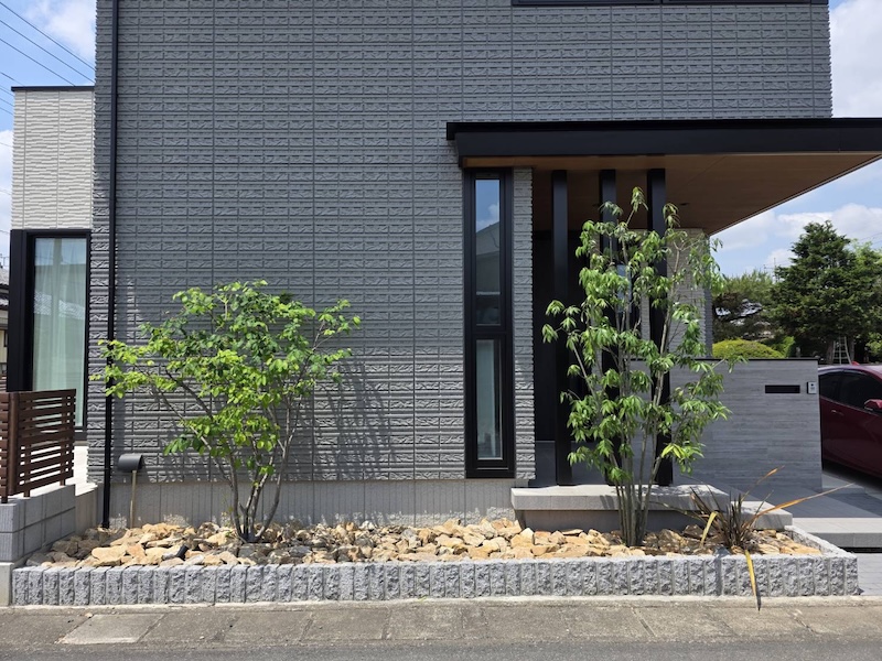 玄関前にある庭木の剪定と伐根を実施しました。｜埼玉県熊谷市 K様邸