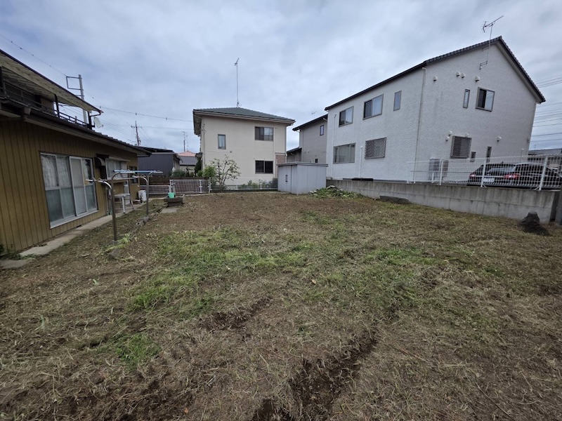 埼玉県熊谷市 W様邸｜密集した雑草や庭木を刈り取り・撤去処分しました！